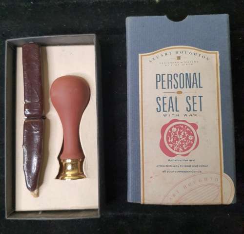 A VINTAGE GENUINE STUART HOUGHTON SEAL LETTER E SET WITH WAX SOLD AS IS