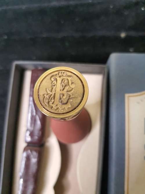 A VINTAGE GENUINE STUART HOUGHTON SEAL LETTER E SET WITH WAX SOLD AS IS