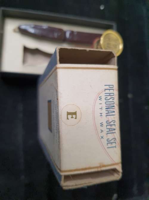 A VINTAGE GENUINE STUART HOUGHTON SEAL LETTER E SET WITH WAX SOLD AS IS