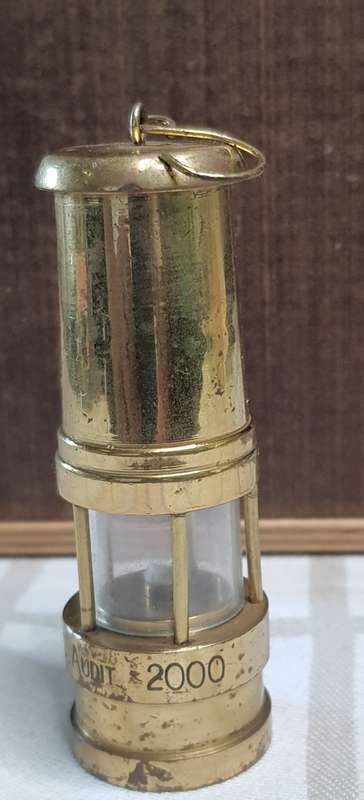 AN ORNAMENTAL BRASS OIL LAMP SOLD AS IS