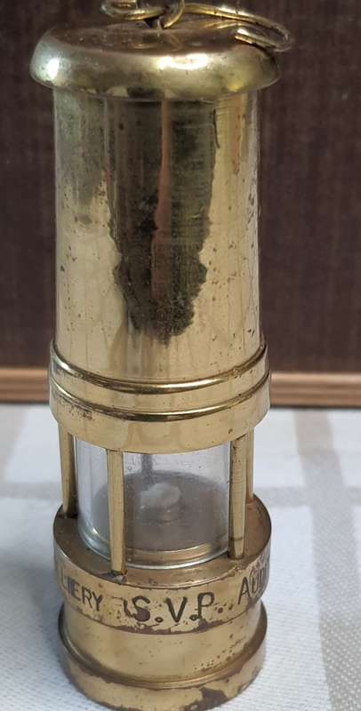 AN ORNAMENTAL BRASS OIL LAMP SOLD AS IS