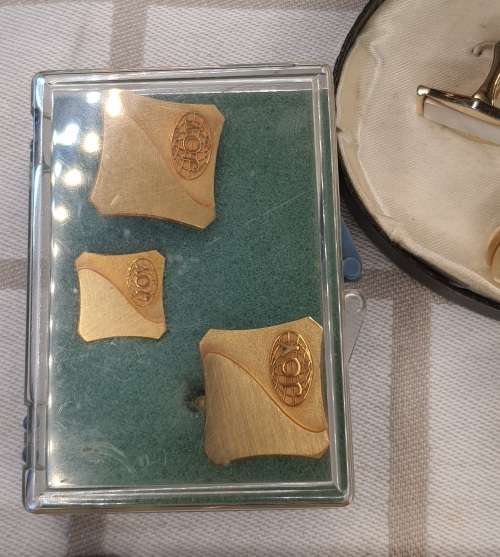 A COLLECTION OF VINTAGE EXECUTIVE GENTLEMENS CUFFLINKS SETS SOLD AS IS