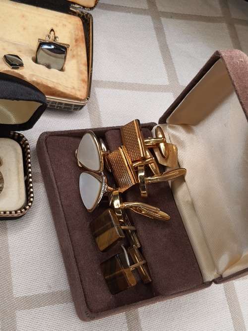 A COLLECTION OF VINTAGE EXECUTIVE GENTLEMENS CUFFLINKS SETS SOLD AS IS