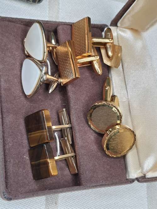 A COLLECTION OF VINTAGE EXECUTIVE GENTLEMENS CUFFLINKS SETS SOLD AS IS
