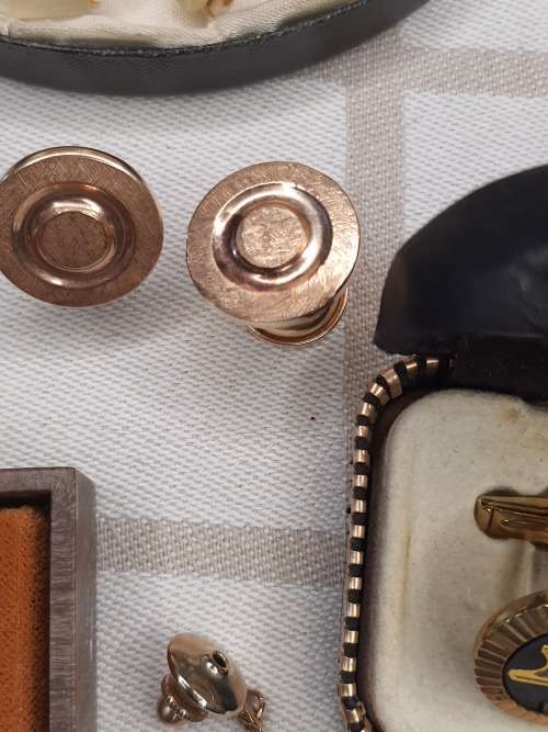 A COLLECTION OF VINTAGE EXECUTIVE GENTLEMENS CUFFLINKS SETS SOLD AS IS