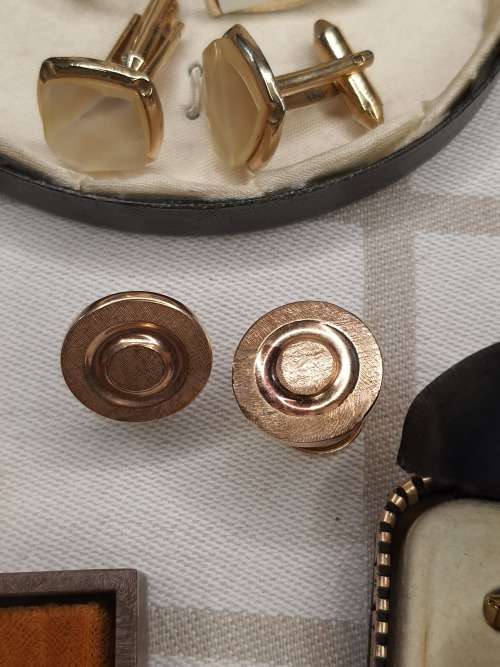 A COLLECTION OF VINTAGE EXECUTIVE GENTLEMENS CUFFLINKS SETS SOLD AS IS