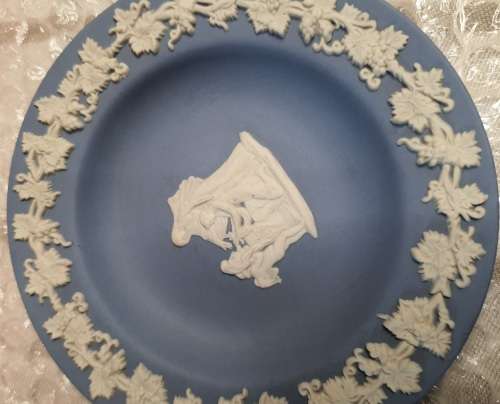 TWO VINTAGE IN GREAT CONDITION WEDGWOOD PLATES TURQOIS BLUE COLOUR SOLD AS IS