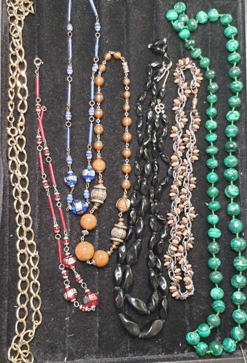 A COLLECTION OF VINTAGE COSTUME NECKLACES SOLD AS IS