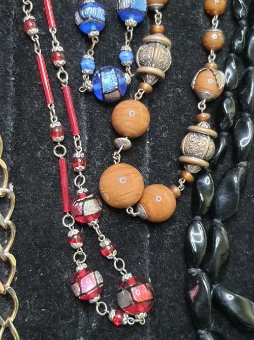 A COLLECTION OF VINTAGE COSTUME NECKLACES SOLD AS IS