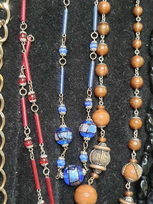 A COLLECTION OF VINTAGE COSTUME NECKLACES SOLD AS IS