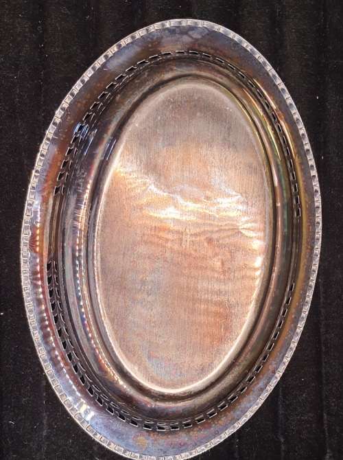 A VINTAGE OVAL EPNS SERVING TRAY SOLD AS IS