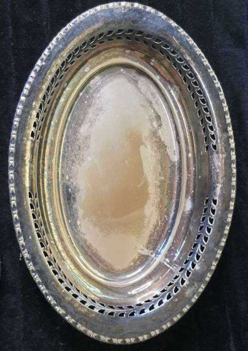 A VINTAGE OVAL EPNS SERVING TRAY SOLD AS IS