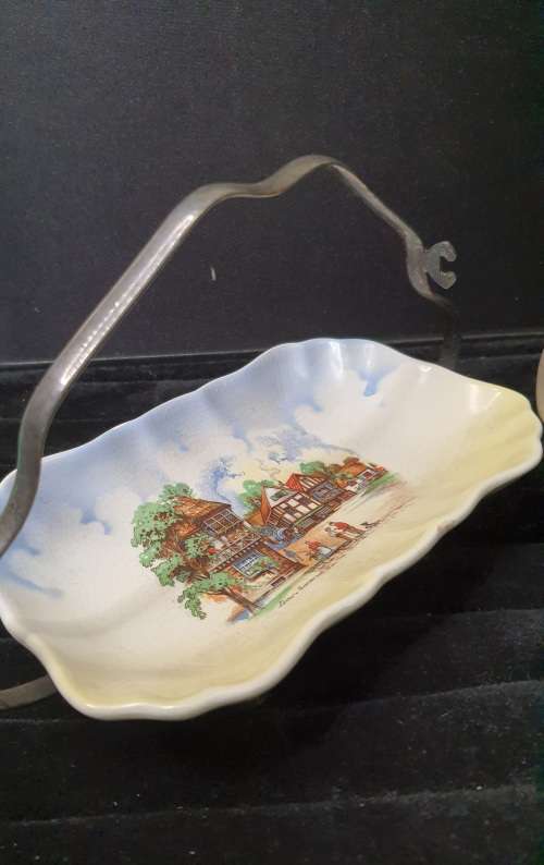 A PAIR OF ENGLISH PORCELAN VINTAGE CROCKERY SOLD AS IS