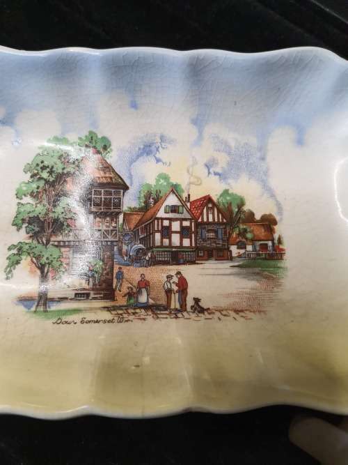 A PAIR OF ENGLISH PORCELAN VINTAGE CROCKERY SOLD AS IS