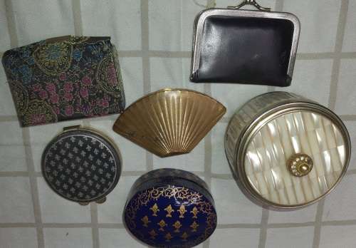 A COLLECTION OF VINTAGE LADIES COMPACTS AND MAKEUP CONTAINERS AND A POCKET SEWING KIT