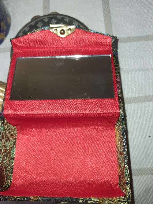 A COLLECTION OF VINTAGE LADIES COMPACTS AND MAKEUP CONTAINERS AND A POCKET SEWING KIT