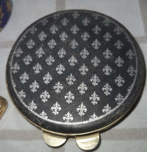A COLLECTION OF VINTAGE LADIES COMPACTS AND MAKEUP CONTAINERS AND A POCKET SEWING KIT