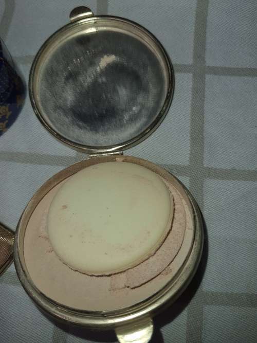 A COLLECTION OF VINTAGE LADIES COMPACTS AND MAKEUP CONTAINERS AND A POCKET SEWING KIT