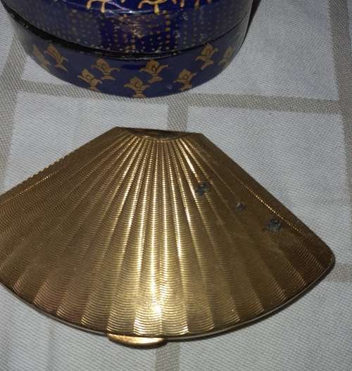 A COLLECTION OF VINTAGE LADIES COMPACTS AND MAKEUP CONTAINERS AND A POCKET SEWING KIT