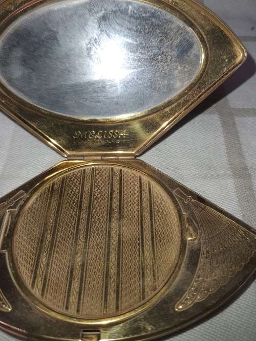 A COLLECTION OF VINTAGE LADIES COMPACTS AND MAKEUP CONTAINERS AND A POCKET SEWING KIT