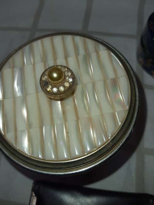 A COLLECTION OF VINTAGE LADIES COMPACTS AND MAKEUP CONTAINERS AND A POCKET SEWING KIT