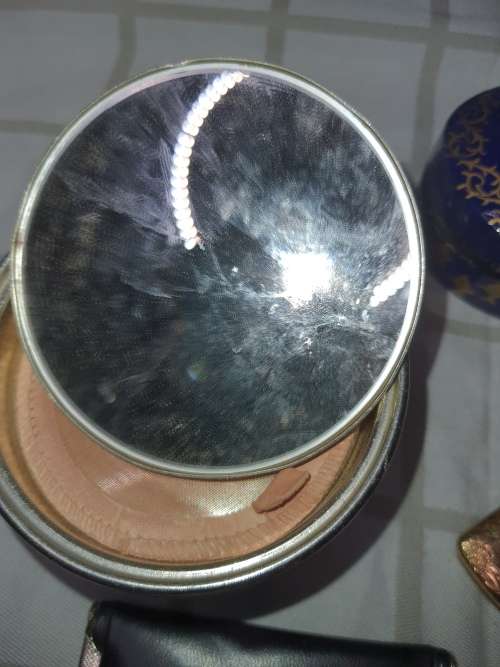 A COLLECTION OF VINTAGE LADIES COMPACTS AND MAKEUP CONTAINERS AND A POCKET SEWING KIT