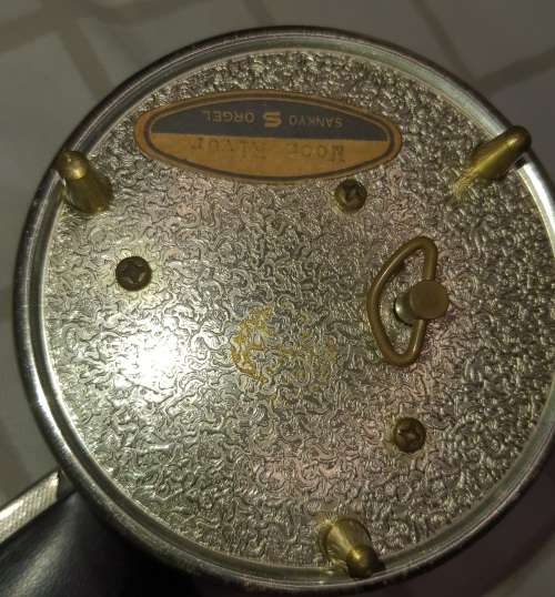 A COLLECTION OF VINTAGE LADIES COMPACTS AND MAKEUP CONTAINERS AND A POCKET SEWING KIT