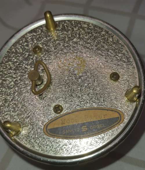 A COLLECTION OF VINTAGE LADIES COMPACTS AND MAKEUP CONTAINERS AND A POCKET SEWING KIT