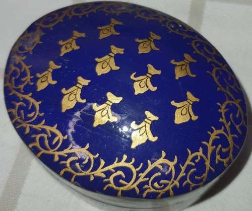 A COLLECTION OF VINTAGE LADIES COMPACTS AND MAKEUP CONTAINERS AND A POCKET SEWING KIT