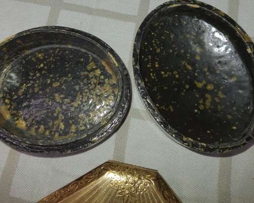 A COLLECTION OF VINTAGE LADIES COMPACTS AND MAKEUP CONTAINERS AND A POCKET SEWING KIT