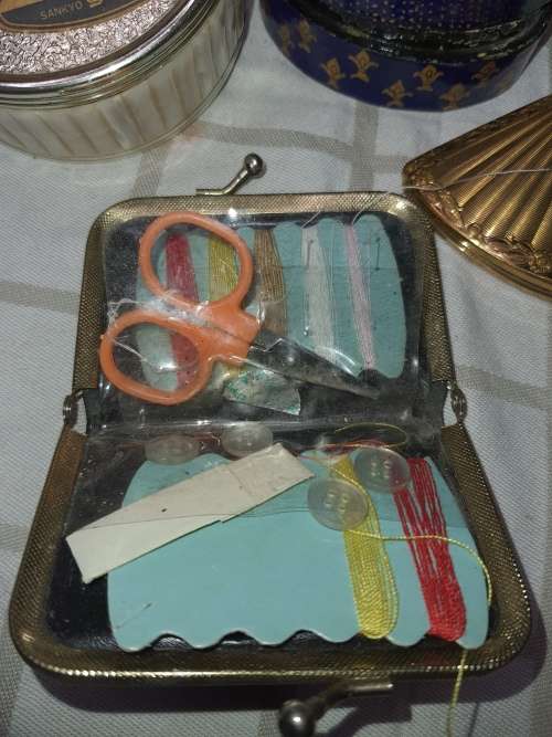 A COLLECTION OF VINTAGE LADIES COMPACTS AND MAKEUP CONTAINERS AND A POCKET SEWING KIT