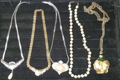 A JOBLOT VIA ROTHSTEIN DESINGNER NECKLACES SOLD AS IS