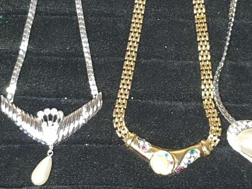 A JOBLOT VIA ROTHSTEIN DESINGNER NECKLACES SOLD AS IS