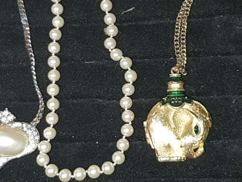 A JOBLOT VIA ROTHSTEIN DESINGNER NECKLACES SOLD AS IS