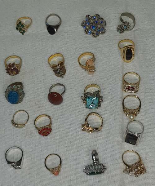 A VINTAGE COLLECTION OF DRESS RINGS SOLD AS IS