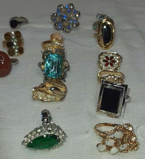 A VINTAGE COLLECTION OF DRESS RINGS SOLD AS IS