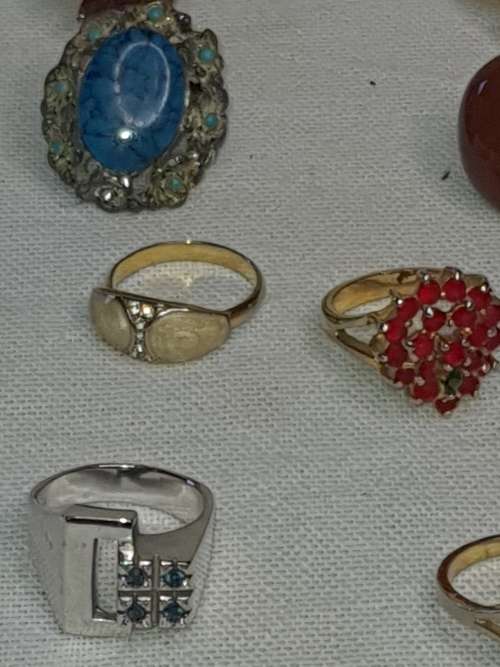 A VINTAGE COLLECTION OF DRESS RINGS SOLD AS IS