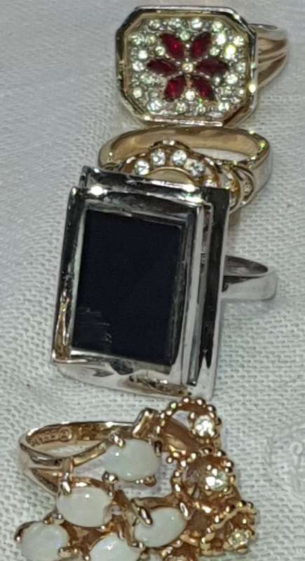 A VINTAGE COLLECTION OF DRESS RINGS SOLD AS IS