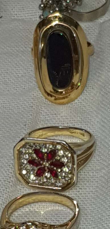 A VINTAGE COLLECTION OF DRESS RINGS SOLD AS IS