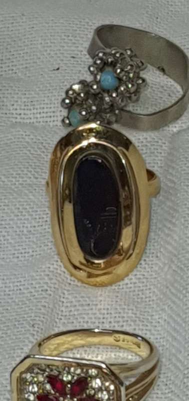 A VINTAGE COLLECTION OF DRESS RINGS SOLD AS IS