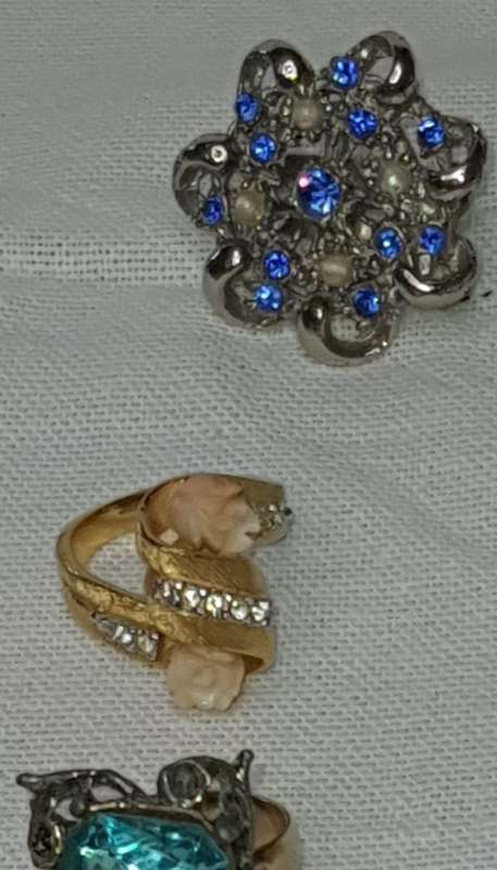 A VINTAGE COLLECTION OF DRESS RINGS SOLD AS IS