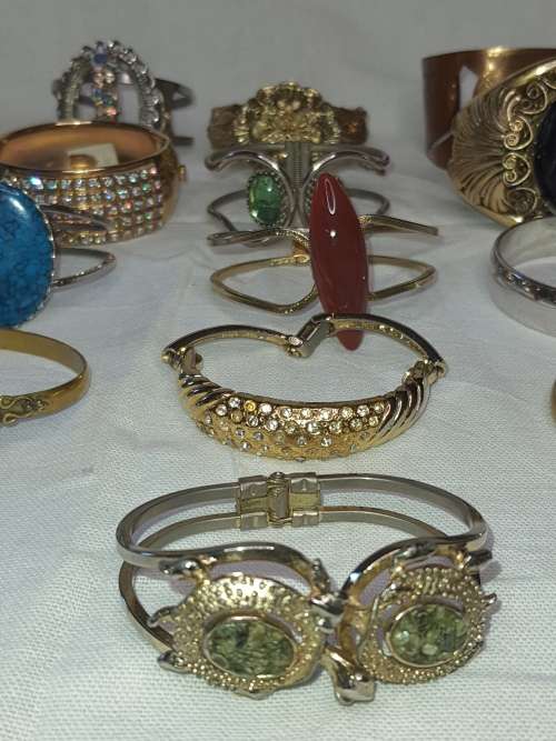 A COLLECTION OF RARE SKILL FULLY DESIGNED BRACELETS SOLD AS IS