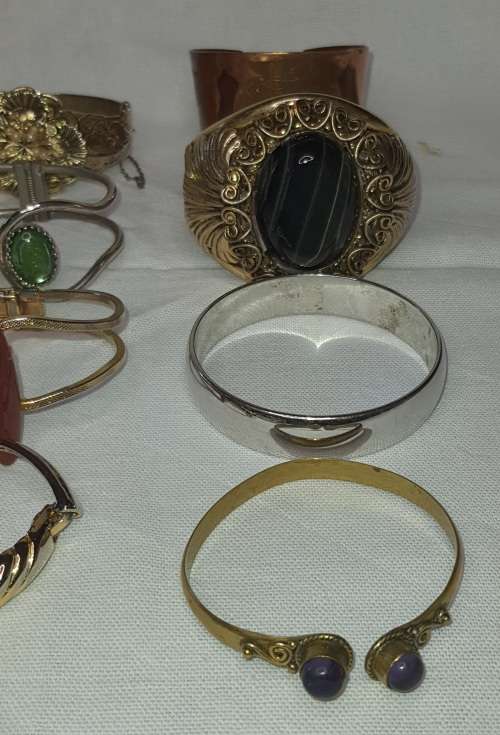 A COLLECTION OF RARE SKILL FULLY DESIGNED BRACELETS SOLD AS IS