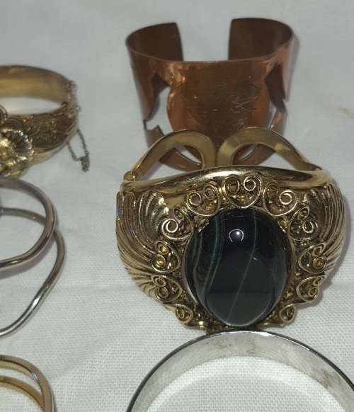 A COLLECTION OF RARE SKILL FULLY DESIGNED BRACELETS SOLD AS IS