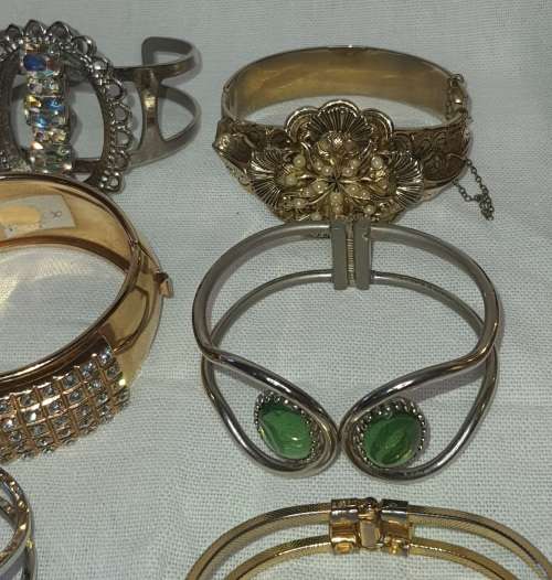 A COLLECTION OF RARE SKILL FULLY DESIGNED BRACELETS SOLD AS IS
