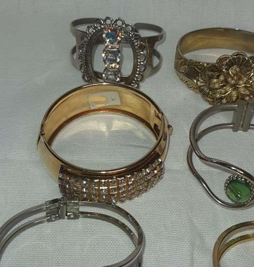 A COLLECTION OF RARE SKILL FULLY DESIGNED BRACELETS SOLD AS IS