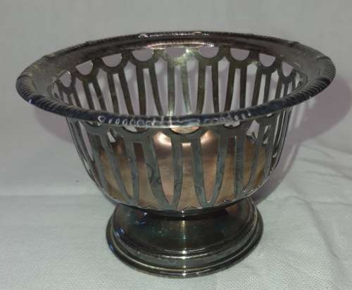 A VINTAGE SMALL SILVER PLATED SWEATS BOWL SOLD AS IS