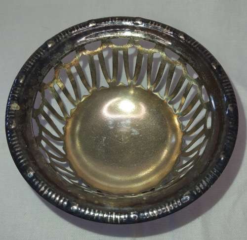 A VINTAGE SMALL SILVER PLATED SWEATS BOWL SOLD AS IS