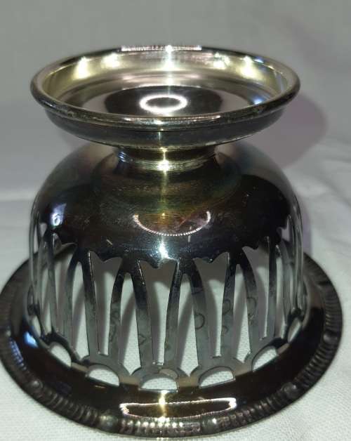 A VINTAGE SMALL SILVER PLATED SWEATS BOWL SOLD AS IS