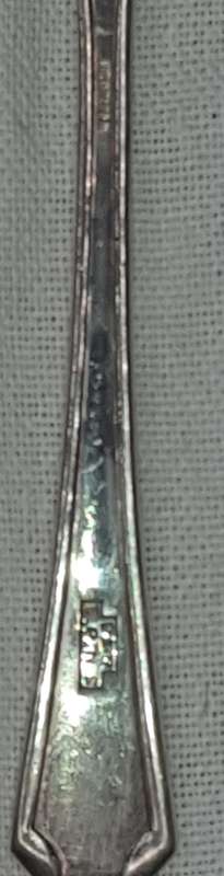 A SET OF 3 VINTAGE EPNS SUGAR SPOONS SOLD AS IS